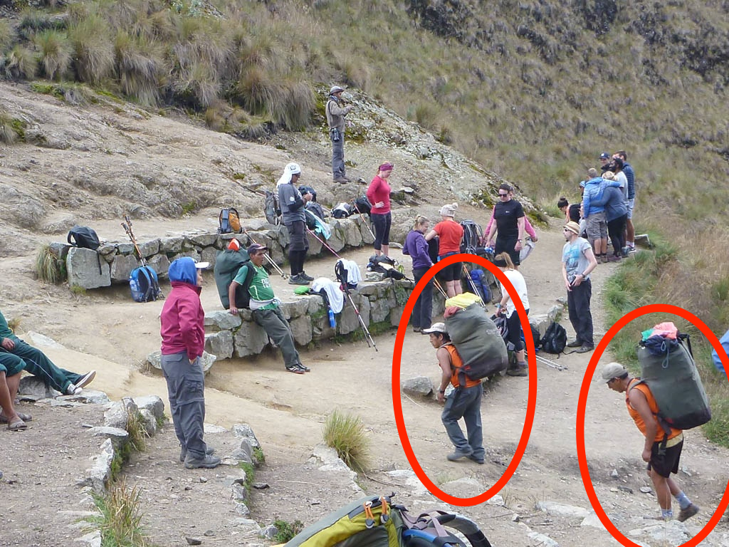 Sur d'autres chemins, leur peine est épargnée par le travail des mules