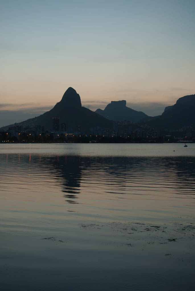 Coucher de soleil sur le lac "Lagoa Rodrigo
de Freitas", autour duquel tout Rio fait du sport