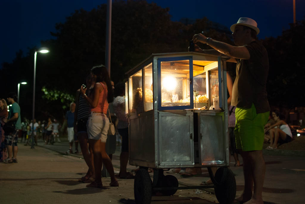 Le monde sur la promenade à Rio